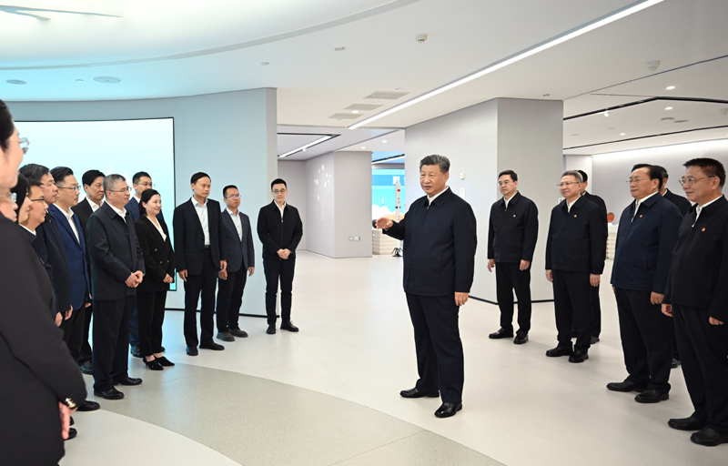 11月4日至6日，中共中央总书记、国家主席、中央军委主席习近平在湖北考察。这是5日下午，习近平在武汉产业创新发展研究院考察时，同科研人员和博鱼官方网站（中国）集团有限公司负责人亲切交流。
